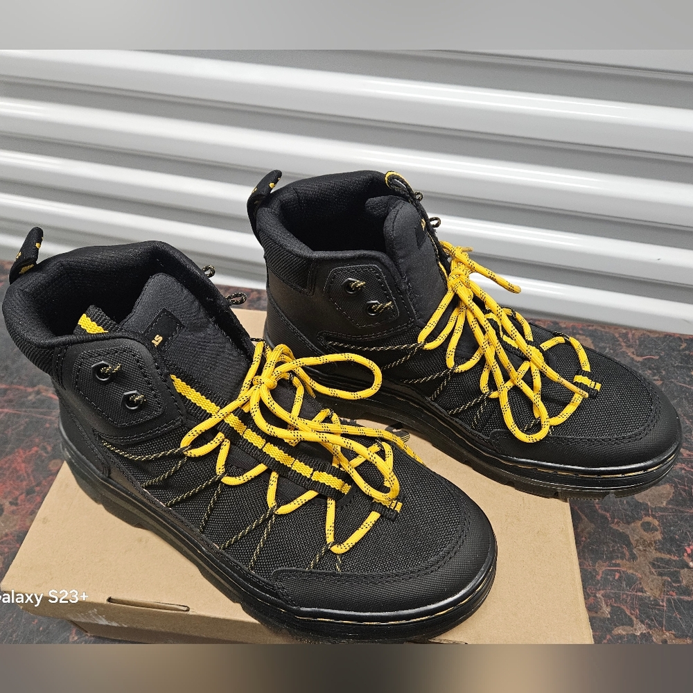 Like New DR. MARTEN Buwick Sz 8 Men Or 9 Women